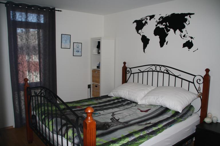 Hovedsoverom (Verdenskart på vegg er fjernet)